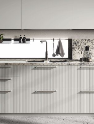 Puristisch und doch gemütlich wirkt die Küche „Musa“ von Scavolini in cremigem Grau-Weiß „Airone Greye“. Matte Fronten, gemixt aus Rillen und glatten Flächen verbinden sich gelungen mit den Marmorflächen. Ganz elegant passt Edelstahl dazu.