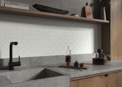 Minimalistisch und klar ist die Struktur der Spüle. Das keramische Material „Norse“ von Terratinta ist optimal für Bodenbeläge, aber auch für Arbeitsflächen und wurde hier für das Becken genutzt. Ein sehr harmonisches Arrangement.