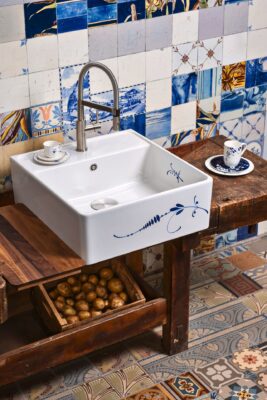 Villeroy & Boch steht für hochwertige Keramikbecken. Ein echtes Kunstwerk ist das Dekor „Brindille“, das anlässlich des 275-jährigen Firmenjubiläum designt wurde und das Becken verschönert. Die blumige Optik prägt den Landhausstil.
