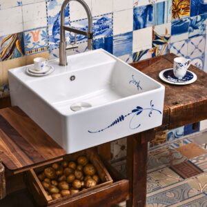 Villeroy & Boch steht für hochwertige Keramikbecken. Ein echtes Kunstwerk ist das Dekor „Brindille“, das anlässlich des 275-jährigen Firmenjubiläum designt wurde und das Becken verschönert. Die blumige Optik prägt den Landhausstil.
