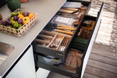 Gerade bei einer kleineren Open-Air-Küche ist es wichtig, ausreichend Stauraum zu haben, damit alles untergebracht wird und nichts auf der Arbeitsfläche stört. Die Outdoorküche von Schmidt Küchen ist in unterschiedlichen Varianten zu kaufen. Toll sind zum Beispiel die hochwertig ausgestatteten Schubladen.
