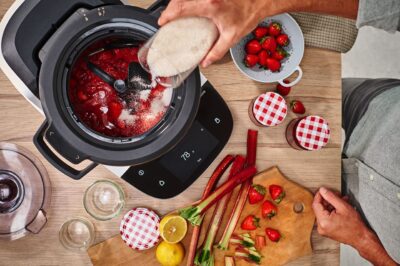 Die „Cockit“ Maschine von Bosch ist eine gute Unterstützung bei der Zubereitung von Erdbeeren. Sie ist mit der Smart Sensor Technology ausgestattet. Sie erkennt, wenn das Ergebnis fertig ist und stoppt automatisch. Das funktioniert zum Beispiel beim Sahne schlagen. 