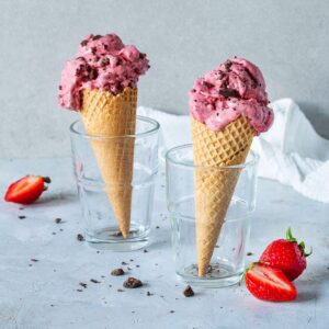 Eis ist Sommerfeeling pur. Erdbeereis zählt zu den beliebtesten Sorten. Die Vielfalt ist groß, egal ob Milcheis, Nicecream oder Sorbet. Es selbst zu machen ist gar nicht so schwer. Viele Rezepte finden sich im Internet. Mit einer Küchenmaschine geht es besonders leicht, zum Beispiel von Bosch. Sie ist mit einem doppelwandigen Eisbereiter ausgestattet.