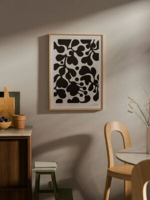 Kleine Details in Schwarz können zum Blickfang werden. Das beweist das in Schwarz und Weiß gemusterte Poster „Birds No 3“ mit hellem Holzrahmen. Es sorgt für zusätzliche Modernität in der edlen Küche. Von Design House Stockholm.