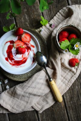 Frischer Erdbeerquark ist eine Köstlichkeit. Dafür einfach ein paar Löffel selbstgemachte Erdbeermarmelade hineinrühren und mit Erdbeeren garnieren. Schmeckt ebenfalls gut mit pürierten Früchten. Löffel von Pallarès.