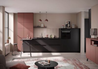 Es muss nicht immer Tiefschwarz sein, der bräunliche Anthrazit-Ton sieht ebenso elegant aus. Die eigentliche edle Note kommt aber durch das Altrosa „Amarant“, das sich durchs ganze Zimmer zieht und mit dem Beige für Frische sorgt. Foto: AMK