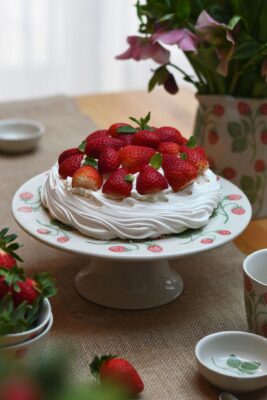 Eine Baisertorte ist ein sommerlicher Leckerbissen. Dafür werden einfach Sahne und Erdbeeren in einen Ring aus Baisermasse gegeben. Macht auch optisch etwas her, besonders auf der tollen Porzellan-Etagere mit Erdbeeren von Gisela Graham London.