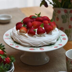Eine Baisertorte ist ein sommerlicher Leckerbissen. Dafür werden einfach Sahne und Erdbeeren in einen Ring aus Baisermasse gegeben. Macht auch optisch etwas her, besonders auf der tollen Porzellan-Etagere mit Erdbeeren von Gisela Graham London.