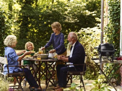 Zusammen zu grillen ist immer beliebt, aber im Sommer besonders schön. Wenn die Großeltern dann schon alles zum Grillen vorbereitet haben, wenn die Kinder aus der Schule kommen, ist das eine tolle Überraschung. Der Grill von Weber ist ideal für Steaks, Pizza oder Gemüsespieße, da kann jeder sein Lieblingsgericht bekommen.