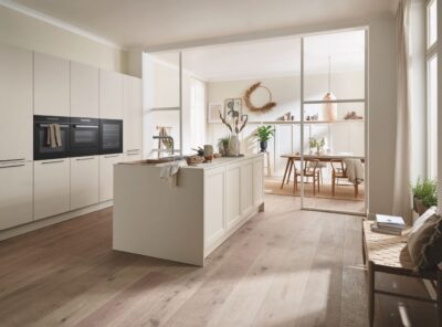 Holz schmeichelt dem Boho-Look immer. Der Stil zeigt sich in Kombi mit einem modernen Landhaus-Ambiente. Typisch ist neben dem Holz auch der Jute-Teppich. Alles Küche & Co.