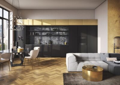 Klassisch sieht der Raum bei Küche & Co aus. Das liegt am typischen Parkett mit Fischgrat-Optik, der Küchenrückwand aus Marmor und den eleganten Möbeln. Die schwarzen Fronten unterstützen diese klassische Anmutung und wirken alles andere als schwer.
