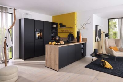 Den Skandi-Look mit Schwarz erreichen? Das klappt super mit hellem Holz, das in dieser Küche ganz gezielt zur Ausstattung gehört. Das i-Tüpfelchen ist das knallige Gelb. Ein gelungenes Arrangement aus der Kollektion „Torna“ von Mondo.