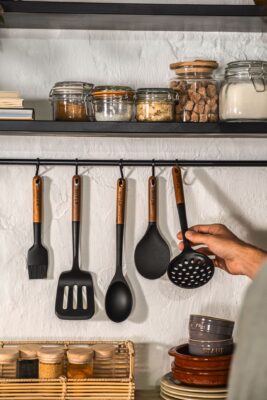 An der Küchenwand lassen sich Stangen mit Küchenutensilien gut befestigen, so hat man sie zum Kochen gleich griffbereit. Hochwertiges Küchenzubehör, das formschön und stabil ist, gibt es von Staub. Vorteil: Je robuster, desto eher darf es auch mal runterfallen, ideal, wenn Kinder mitkochen.