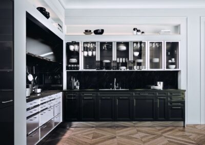 Unterschiedliche Stilwelten findet man bei SieMatic, eine davon ist die Linie „Classic“. Sie strahlt eine gewisse Monumentalität aus, was sie interessant macht, vor allem in Verbindung mit dem gemusterten Holzboden und den kontrastierenden Fronten in Silber. Die ideale Kombi im modernen Shaker-Style.