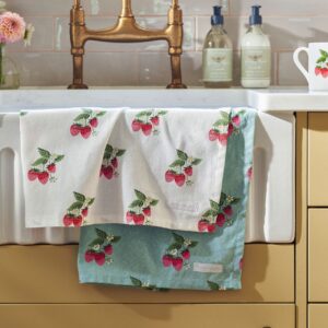 Filigran gestaltet sind die Geschirrtücher „Strawberries“ von Sophie Allport. Egal ob auf weißem oder blauem Untergrund, sie werden in der Küche zum Gute-Laune-Blickfang.