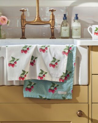 Filigran gestaltet sind die Geschirrtücher „Strawberries“ von Sophie Allport. Egal ob auf weißem oder blauem Untergrund, sie werden in der Küche zum Gute-Laune-Blickfang.