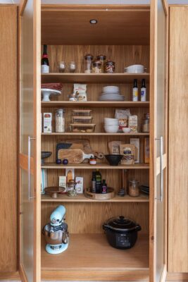 Ein Schrank in dem sich alles übersichtlich verstauen lässt, ist sehr angenehm. Man öffnet ihn und die Regalbretter bieten gleich das, was man benötigt. Achten Sie darauf, die Utensilien oder Lebensmittel nach Themen zu sortieren, zum Beispiel alle Frühstücksutensilien an einen Platz zu stellen. Schrank aus massivem Holz von Wood Works Brighton.