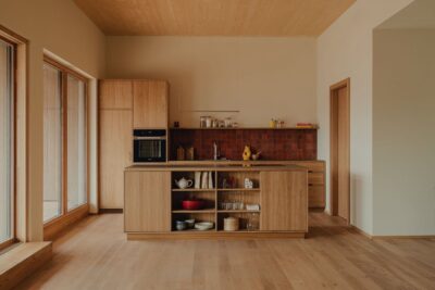 Der massive Holzboden von Bauwerk Parkett harmoniert farblich zur Küche. Beim Skandi-Stil dürfen Fronten und Boden im selben Farbton daherkommen.