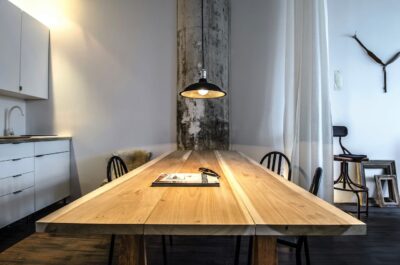 Eine maßgefertigte Tischplatte kann in der Größe sowie Holzart, perfekt an das eigene Zuhause angepasst werden. Ob Eiche, Nussbaum oder andere Holzarten – jede Platte wird individuell nach den Wünschen des Kunden gefertigt und fügt sich harmonisch ins Zuhause ein. Foto: Chasity Cortijo