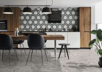 Die designstarken Wand- und Bodenfliesen „Tessino Grey“ von „AB” sorgen für ein rundum harmonisches Bild in der offenen Küche. Foto: epr/Tile of Spain/AB