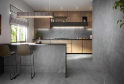Die designstarken Wand- und Bodenfliesen „Tessino Grey“ von „AB” sorgen für ein rundum harmonisches Bild in der offenen Küche. 