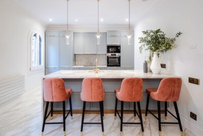 Schön hell zeigt sich die Küche mit viel Marmor. Der Bodenbelag aus der Serie „Neolith“ ist von Tile of Spain.