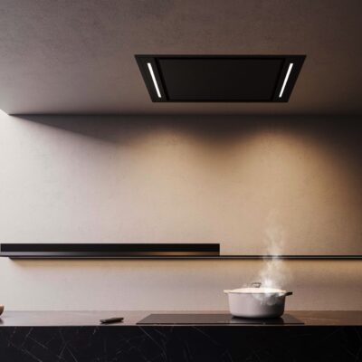 Die Claro Black Deckenhaube von Opera im minimalistischen Design bietet eine effiziente und geräuscharme Absaugung, ergänzt durch anpassbare LED-Beleuchtung für die perfekte Atmosphäre in Ihrer Küche.