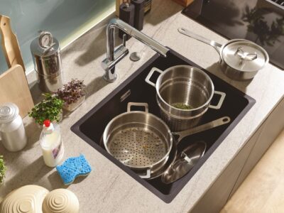 Das kompakte Becken „Maris“ ist aus Fragranit von Franke. Es begeistert mit seiner Geradlinigkeit und bietet genügend Platz für Töpfe, Pfannen und Backbleche.