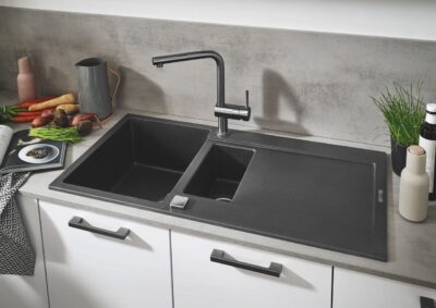 Die Kompositspüle in „Granit Grau“ hat ein praktisches Extra-Becken. Hier kann man sogar zu zweit arbeiten, ohne sich gegenseitig in die Quere zu kommen.  