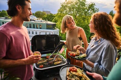 Selbst auf kleinstem Raum hat der „Lumin compact“ Grill Platz. Der Elektrogrill ist leistungsstark und vielseitig. Er erreicht Temperaturen von bis zu 315°C. Mit verschiedenen Einstellungen kann man Anbraten, Räuchern, Dämpfen und sogar Kochen. Auch eingefrorenes Grillgut kann auf dem Grill auftauen, während er aufheizt. Von Weber.