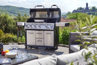 Bei Justus gibt es doppelten Genuss mit zwei Edelstahlhauben. Der Hightech-Gasgrill „Mars Pro“ ist fahrbar und etwa 1,90 Meter breit. Er ist mit sechs leistungsstarken, stufenlos regulierbaren Hauptbrennern, einem Backburner und einem Seitenbrenner ausgestattet. Unter den beiden Hauben befinden sich getrennte Grillflächen mit unterschiedlichen Temperarturzonen. Praktisch ist der geräumige Unterschrank. Die blau beleuchteten Drehknebel kommen im Dunkeln zur Geltung.