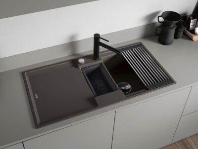 „Adira” von Blanco hat eine hohe Funktionalität und bietet viel Komfort fürs Arbeiten. Zum großen Becken gehört eine Abtropffläche und auch die praktische Klappmatte.