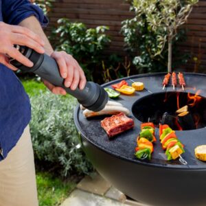 Ein Gemüsespieß oder ein Stück Fleisch – ohne Salz und Pfeffer schmeckt es nur halb so gut. Praktisch ist die Gewürzmühle „BBQ Pfeffermühle“ von Peugeot, denn sie ist mit einer Gummibeschichtung überzogen. So kann man sie draußen aufbewahren. Eine Unterstützung ist auch das LED-Licht, falls im Dunkeln gegrillt wird.
