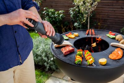 Ein Gemüsespieß oder ein Stück Fleisch – ohne Salz und Pfeffer schmeckt es nur halb so gut. Praktisch ist die Gewürzmühle „BBQ Pfeffermühle“ von Peugeot, denn sie ist mit einer Gummibeschichtung überzogen. So kann man sie draußen aufbewahren. Eine Unterstützung ist auch das LED-Licht, falls im Dunkeln gegrillt wird.