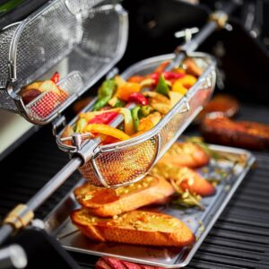 Eine klasse Idee ist der Drehspießkorb von Rösle, der sich in den Grill einhängen lässt. Darin kann man zum Beispiel Gemüse garen. Vorteil: Es bleibt nichts am Rost hängen und das Gemüse brennt nicht so schnell an.