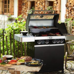 Der Gasgrill „Videro“ von Rösle ist in unterschiedlichen Größen erhältlich und ist mit zwei bis sechs Brennern ausgestattet. Eine große Hilfe ist auch der Stauraum unter dem Grill.