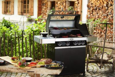 Der Gasgrill „Videro“ von Rösle ist in unterschiedlichen Größen erhältlich und ist mit zwei bis sechs Brennern ausgestattet. Eine große Hilfe ist auch der Stauraum unter dem Grill.