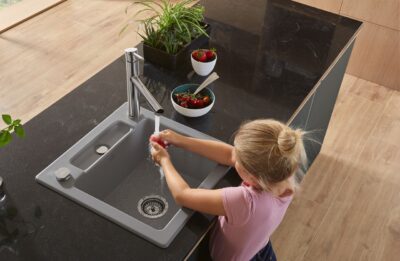 Hübsch ist die filigrane Form und präzisen Kanten, die sich stilvoll in jede Küche einfügen. Das Design der „Siluet“ Küchenspülen ist klar, gradlinig und minimalistisch. Villeroy & Boch bietet eine Auswahl von sechs Modellen in 13 verschiedenen Farbtönen. Das ermöglicht viel Gestaltungspielraum.