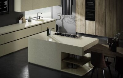 Der schlichte Farbton “Silken Pearl” bringt durch die helle Anmutung Lebendigkeit in den Raum und lässt ihn großzügig wirken. Verwendet wird Silestone von Cosentino.