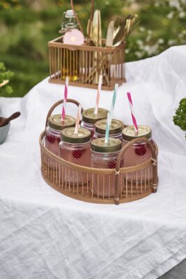 In angesagten Restaurants findet man immer häufiger „Hausgemachte Limonade“. Dafür ein Sirup verwenden, zum Beispiel Himbeersirup und mit Sprudelwasser aufgießen. Ein paar Himbeeren dazu und schon ist das Getränk fertig. Im Sommer schwirrt es wieder von Wespen und Mücken, deshalb sind Gläser mit Deckel eine gute Idee, von Søstrene Grene.