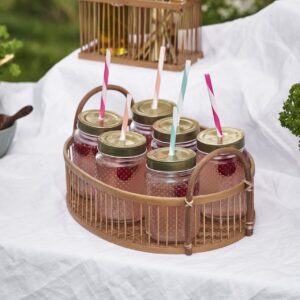 In angesagten Restaurants findet man immer häufiger „Hausgemachte Limonade“. Dafür ein Sirup verwenden, zum Beispiel Himbeersirup und mit Sprudelwasser aufgießen. Ein paar Himbeeren dazu und schon ist das Getränk fertig. Im Sommer schwirrt es wieder von Wespen und Mücken, deshalb sind Gläser mit Deckel eine gute Idee, von Søstrene Grene.