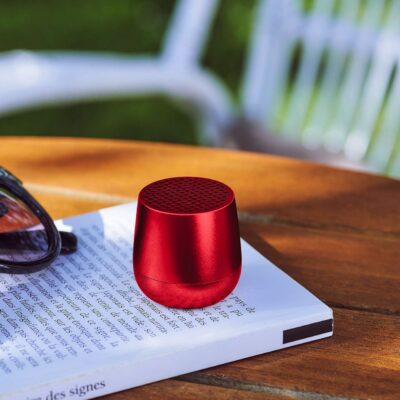 Der Bluetooth-Lautsprecher “Mino” von Lexon hat ein kompaktes Design und eine Freisprecheinrichtung. Dazu gehört ein USB-C-Kabel. Zum Beispiel erhältlich über The Design Gift Shop.