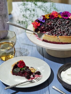 Vor allem Erdbeeren sind typisch für das Essen an Mittsommer. Doch ebenso schmecken Brombeeren und andere Beeren köstlich. Wer es sich einfach machen will legt gemischte Beeren auf einen Mürbeteigboden und garniert es mit Blüten. Das macht auch optisch etwas her. Das Geschirr ist von Broste Copenhagen.