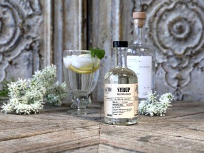Zum Sommer passt Holunder hervorragend. Er schmeichelt Erdbeeren und lässt sich als Sirup für alkoholische und auch nicht alkoholische Getränke verwenden. Der dezente Geschmack ist erfrischend an heißen Tagen. Fertig zu kaufen gibt es den „Elderflower-Sirup“ von Le Cru, über Chic Antique.