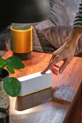 Bei einem Neubau oder einer Haussanierung sollte man darauf achten, dass technische Installationen ausgeführt werden, um später das Smart Home realisieren zu können. So ist eine nachträgliche Funkvernetzung von Antrieben, Heizung, Lichtsteuerung und Sicherheitsfunktionen problemlos machbar. Credit: DJD/Somfy