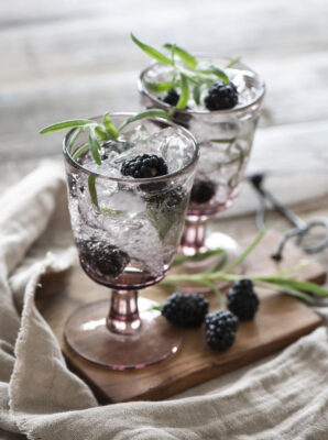 Robuste Gläser passen gut zu einem Gartenfest. An heißen Tagen trinken die meisten Wasser. Damit es hübscher aussieht, einfach mit frischen Beeren, Rosmarin oder Minze dekorieren und Eiswürfel nicht vergessen. Gläser von Ib Laursen.
