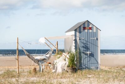 Am Strand kann man wunderbar abschalten und den Tag in vollen Zügen genießen. Mit so einer hübschen Ausstattung aus Hängematte, Kissen, Möbeln und Zubehör fällt das noch viel leichter. Alles von Ib Laursen.