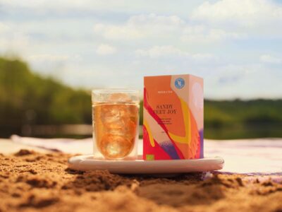 Es muss an heißen Tagen nicht immer nur Wasser sein. Tee ist eine super Alternative. Der köstliche „Iced Tea Green Mate und Peach“ ist köstlich, darin stecken viele Nährstoffe. Für die Zubereitung vor dem Picknick aufgießen und in einer Thermoskanne kühl halten. Mit einem Minze-Blatt dekoriert sieht es besonders hübsch aus. Von Paper & Tea.