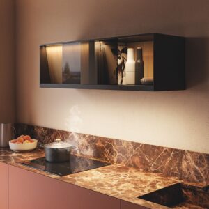 Sehr elegant, vor allem in einer offenen Wohnküche wirkt der Dunstabzug „Jolie“ von Falmec. Das multifunktionale Regal verbindet ein tolles Aussehen mit einer leistungsstarken Absaugtechnik. Je nach Küche gibt es verschiedene Rückwandoptionen. Auch individuelle Lösungen sind möglich. Das integrierte „Noise Reduction System“ wurde in Studien der Fluiddynamik in Zusammenarbeit mit spezialisierten Laboren entwickelt. So kann man sich beim Kochen unterhalten, ohne störende Geräusche einer Dunstabzugshaube.