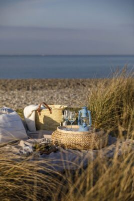 Wenn es leicht dämmert oder nicht so sonnig ist, sorgt ein Windlicht, eine Kerze oder eine Lampe mit Akku für zusätzliches Licht. Gut zu transportieren und sehr strapazierfähig ist die „Sturmlaterne Baby Special“ von Feuerhand in „Pastel Blue“. Das helle Blau der Petroleum-Leuchte harmoniert zum maritimen Look.